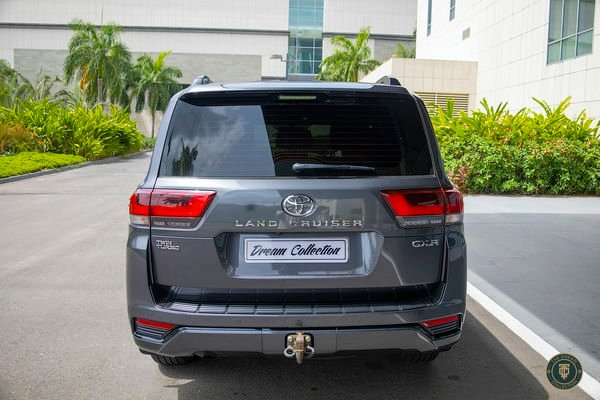 Toyota Land Cruiser angle 4